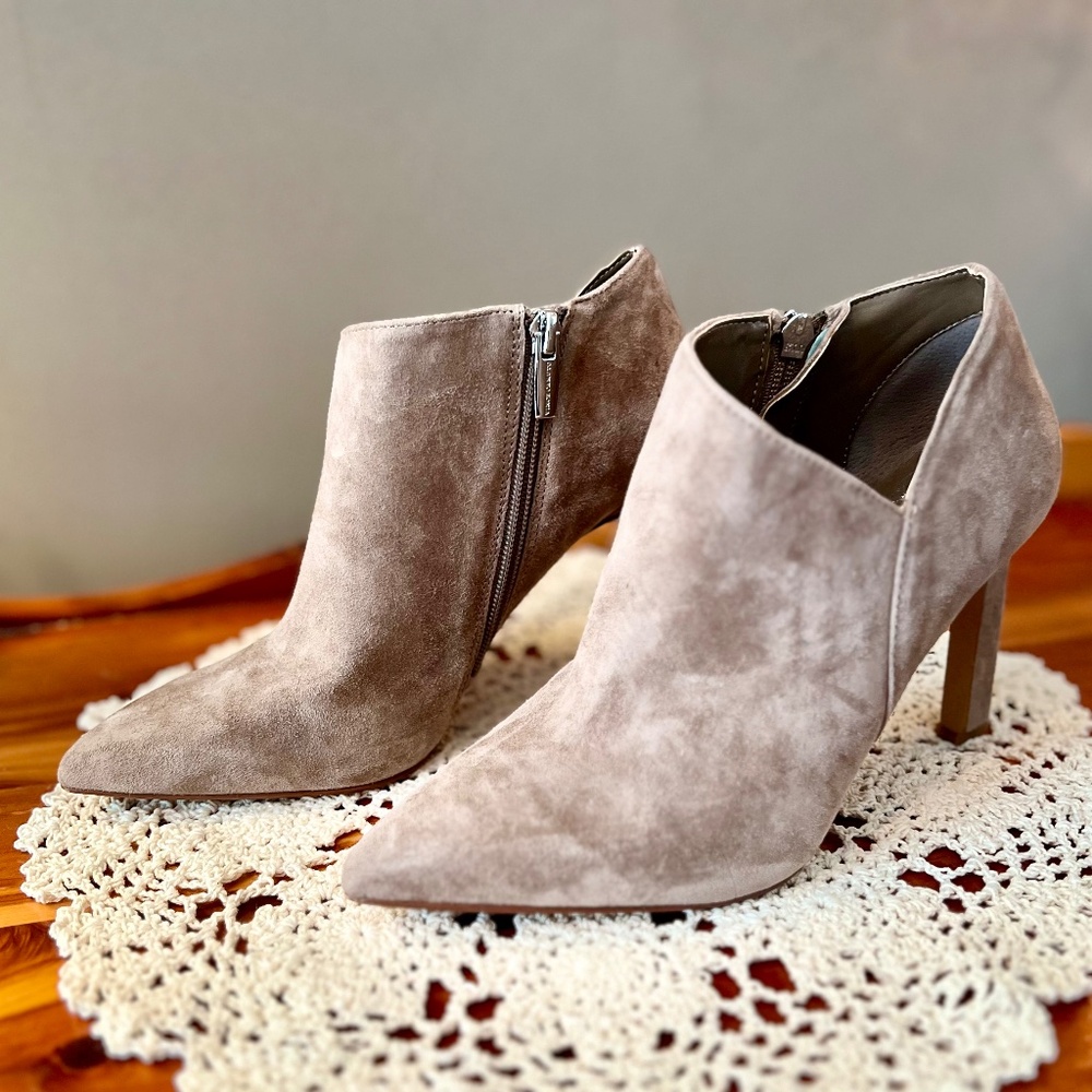 Women’s Suede Bootie w/ heel